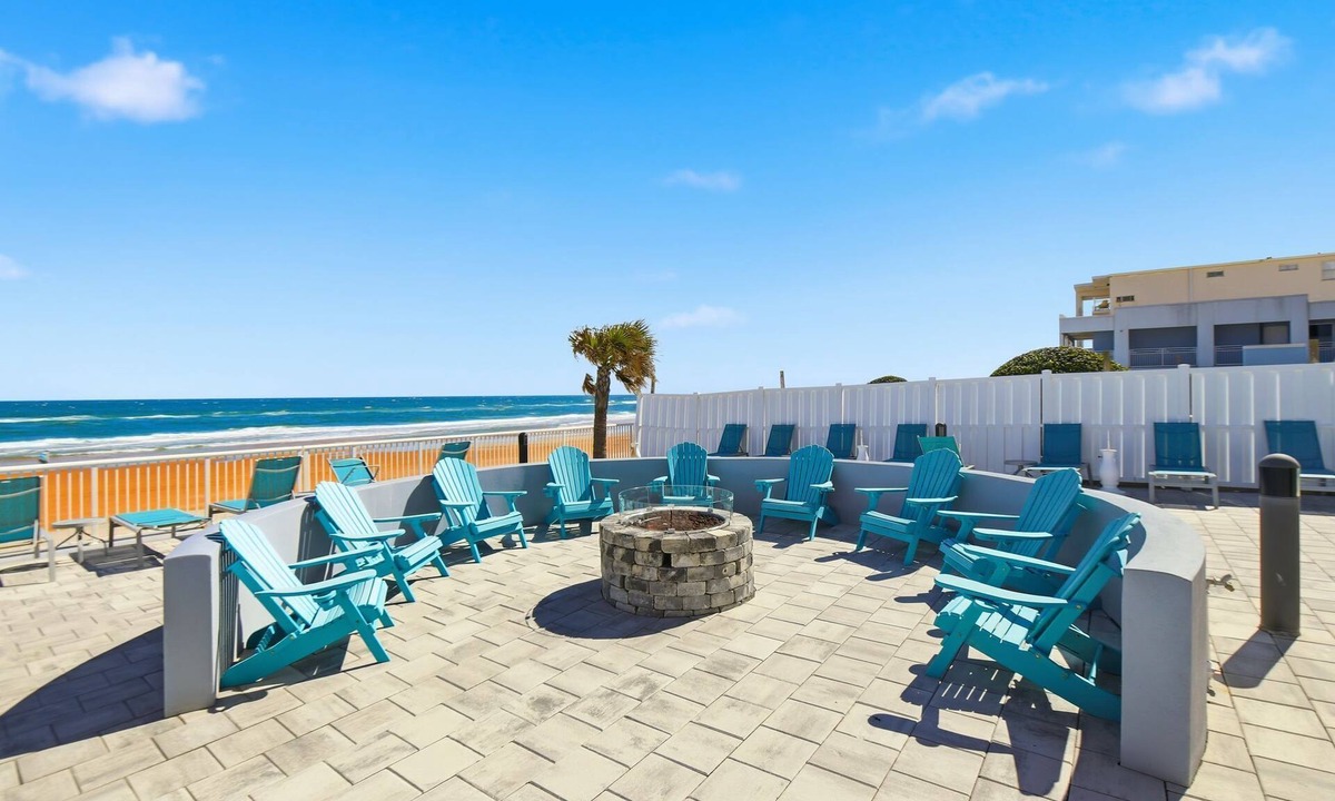 Ormond Beach Park Apartment | Beachfront Studio Stay | Balcony Views & Hot Tub