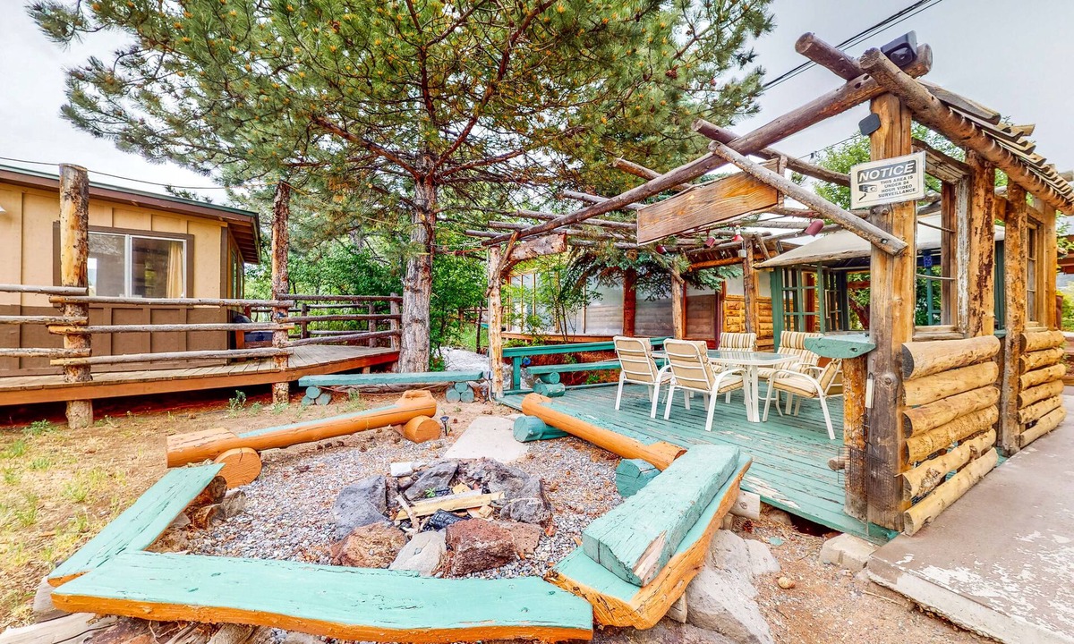 Cedaredge Cabin | Rustic studio with marvelous mountain views