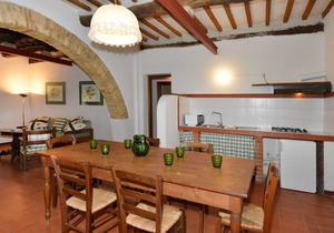 Magnificent and large apartment in the Tuscan countryside