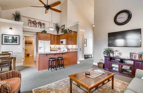 Sisters Condo | 5 Star, 1 Level, Downtown, Quiet, Great View, Walk, Cozy, Pet Friendly, Enjoy!