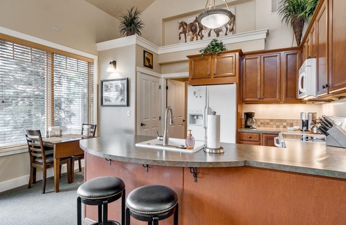 Sisters Condo | 5 Star, 1 Level, Downtown, Quiet, Great View, Walk, Cozy, Pet Friendly, Enjoy!