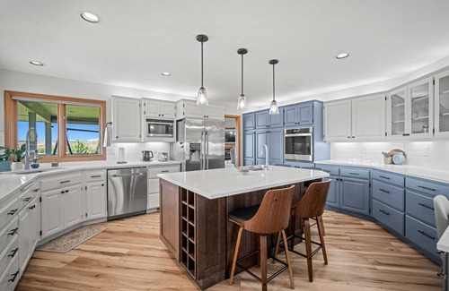 Madras House | Stunning Hillside Retreat w/ Panoramic Views, Pet Friendly, Pool Table, Huge Deck, 1 Mile 2 Downtown