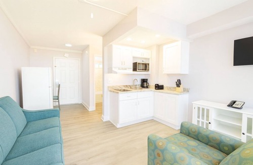 Ormond Beach Park Apartment | Beachfront Studio Stay | Balcony Views & Hot Tub