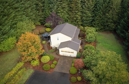 Estacada House | Llama's Creative Home!~Large HotTub~4BR~Dogs ok~Private Garden~Fully Stocked!